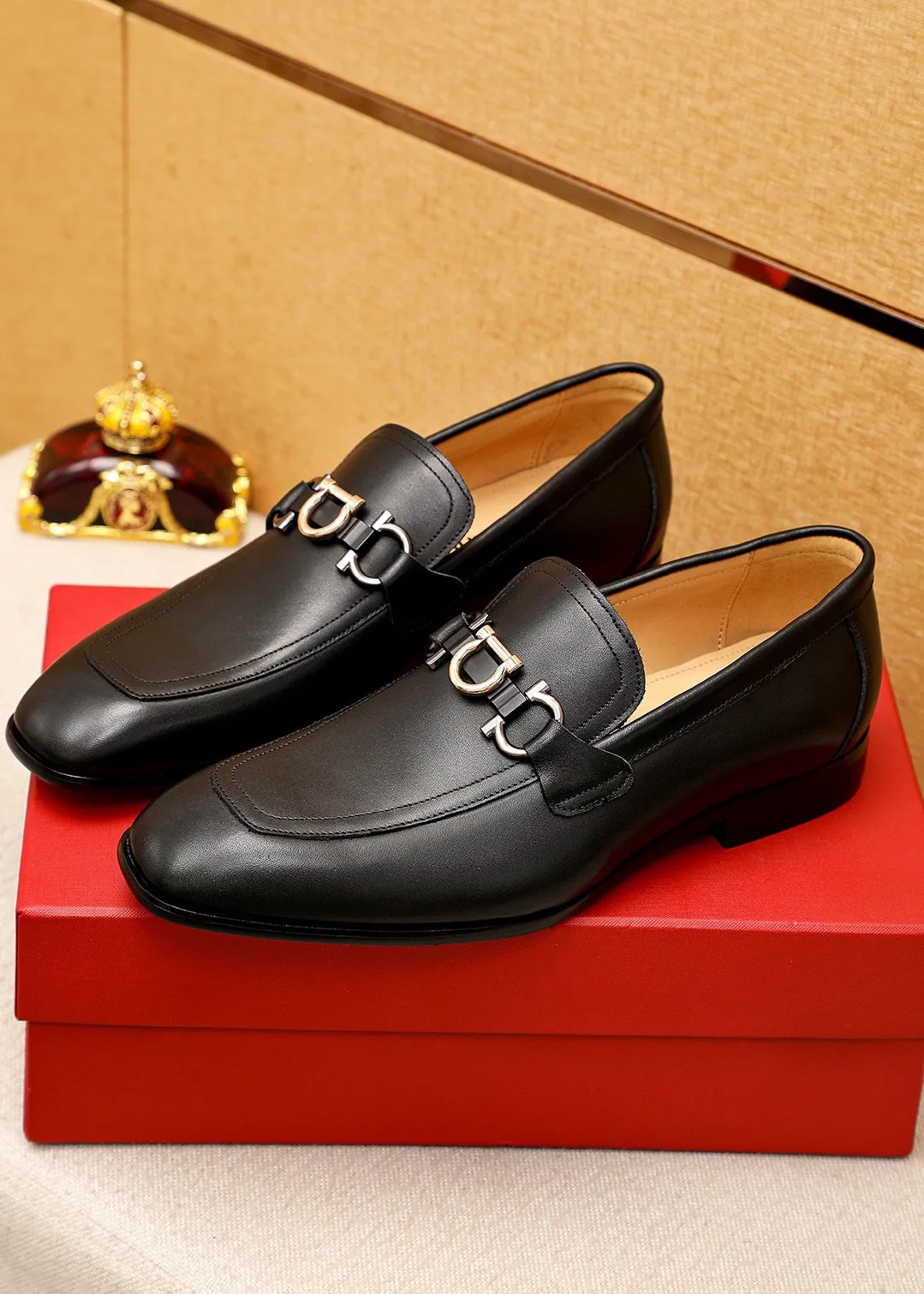 Men's shoes 💰442 💐 Product trademark: Ferragamo "Ferragamo" casual leather shoes Regular size: 38-44 (45.46🉑️customized) Product materials: Selected imported first-layer calfskin upper + original hardware buckle, imported water-dyed cow leather lining. Strong three-dimensional visual effect, combined outsole Color: 1⃣️color optional